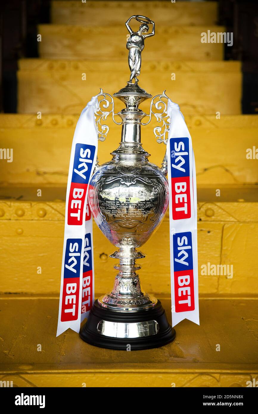 Sky bet championship trophy hi-res stock photography and images