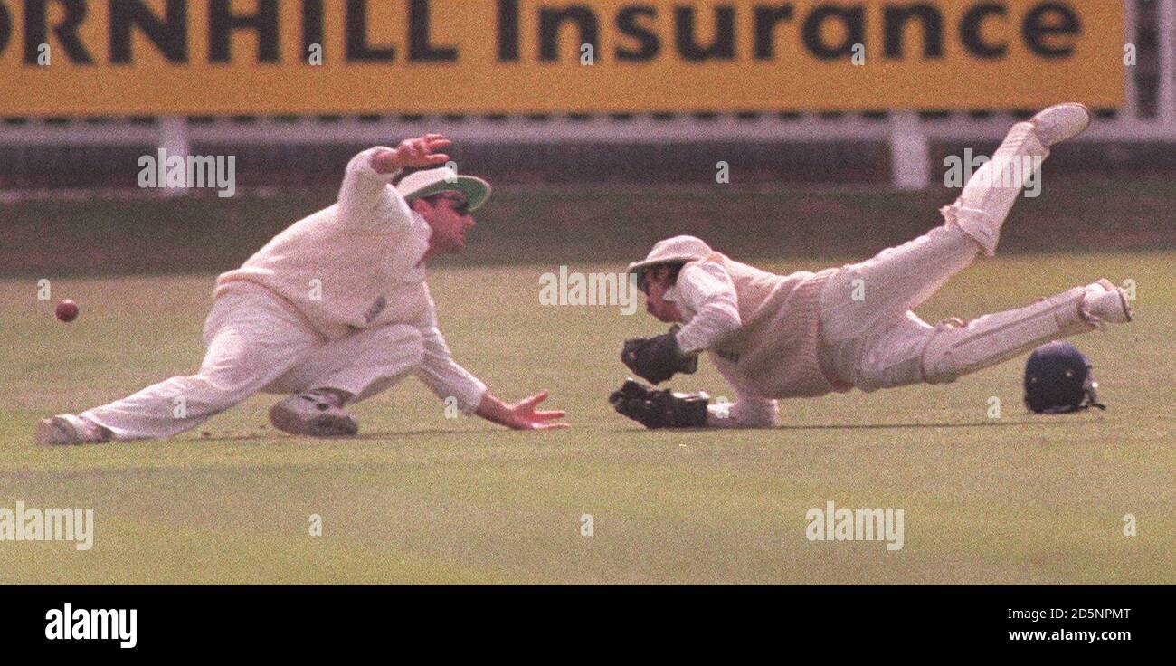 England's Graham Thorpe (left) and Jack Russell (right) attempt to take a low catch in the slips from India batsman Nayan Mongia Stock Photo