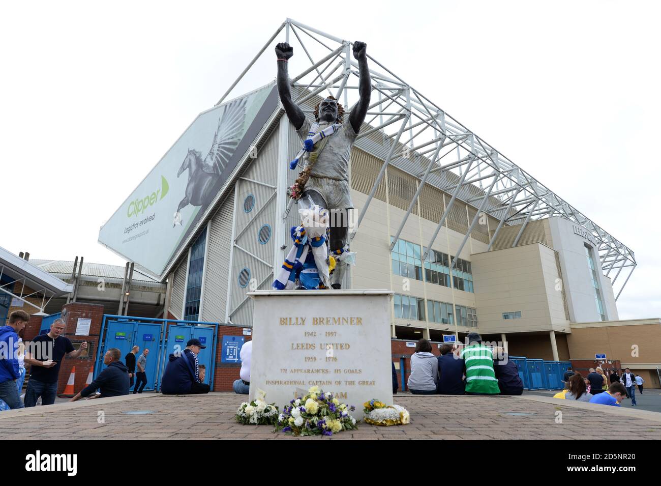 Statue of billy bremner outside elland road hires stock photography