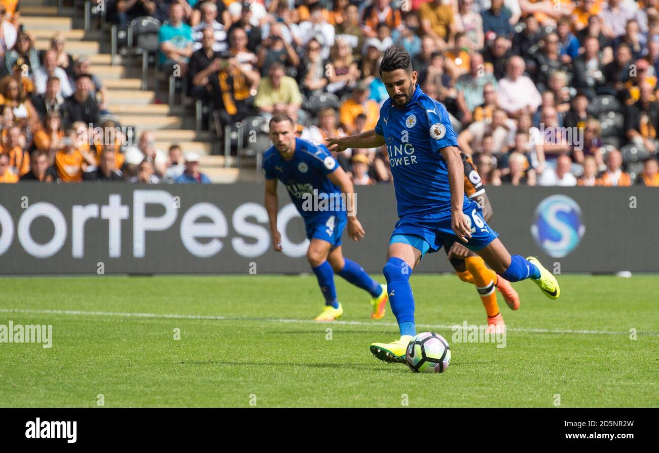 Leicester City's  Riyad Mahrez scores from the penalty spot to equalise 1-1 after Demarai Gray wons a penalty after a foul from Hull City's  Tom Huddlestone Stock Photo
