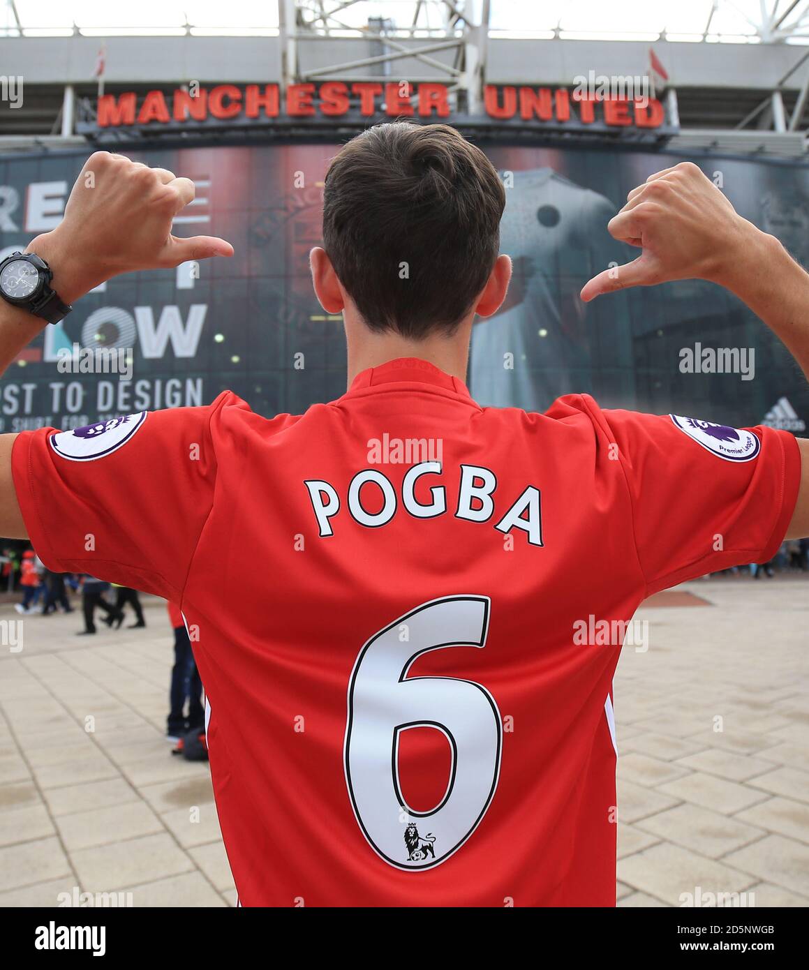 A Manchester United supporter wearing a Paul Pogba number 6 shirt before  the game against Southampton Stock Photo - Alamy