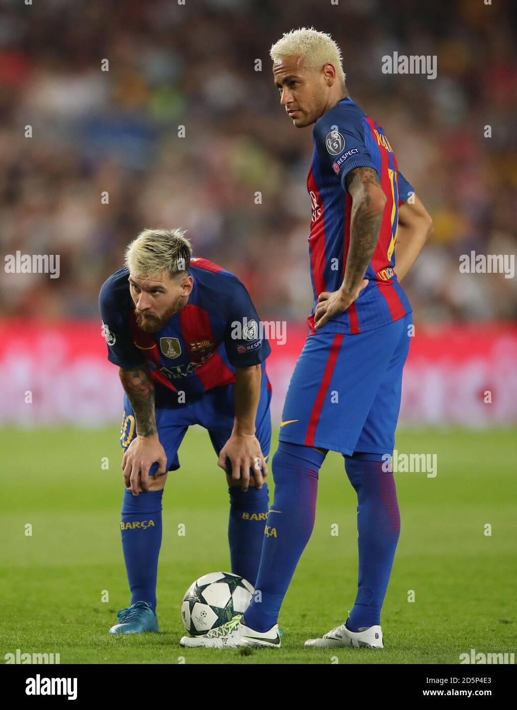 Vervormen zuiger Mellow Barcelona's Lionel Messi (left) and Junior Neymar prepare to take a free  kick Stock Photo - Alamy