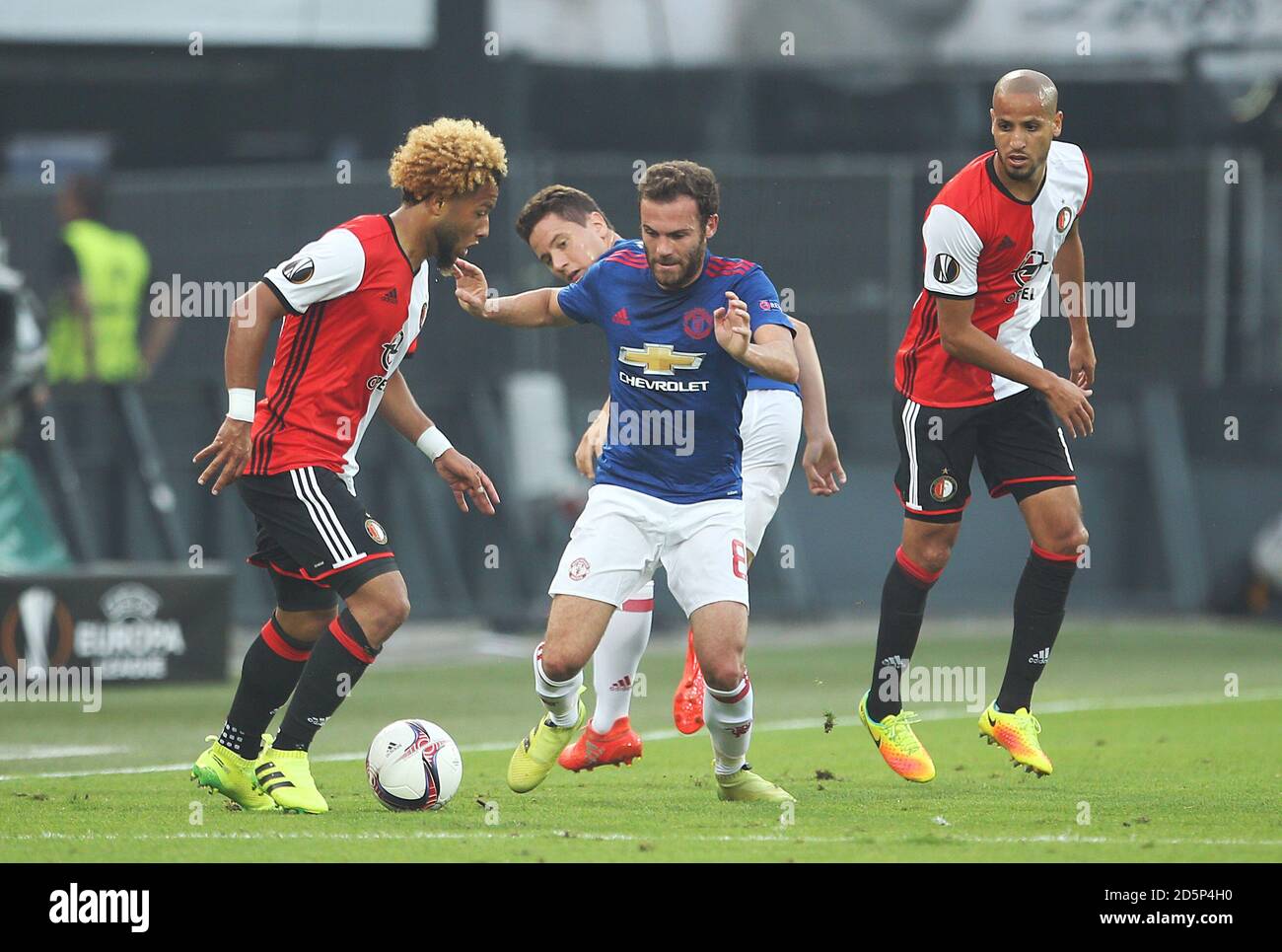 Manchester United's Juan Mata (centre) in action with Feyenoord's Tony  Vilhena (left) and Karim El Ahmadi Stock Photo - Alamy