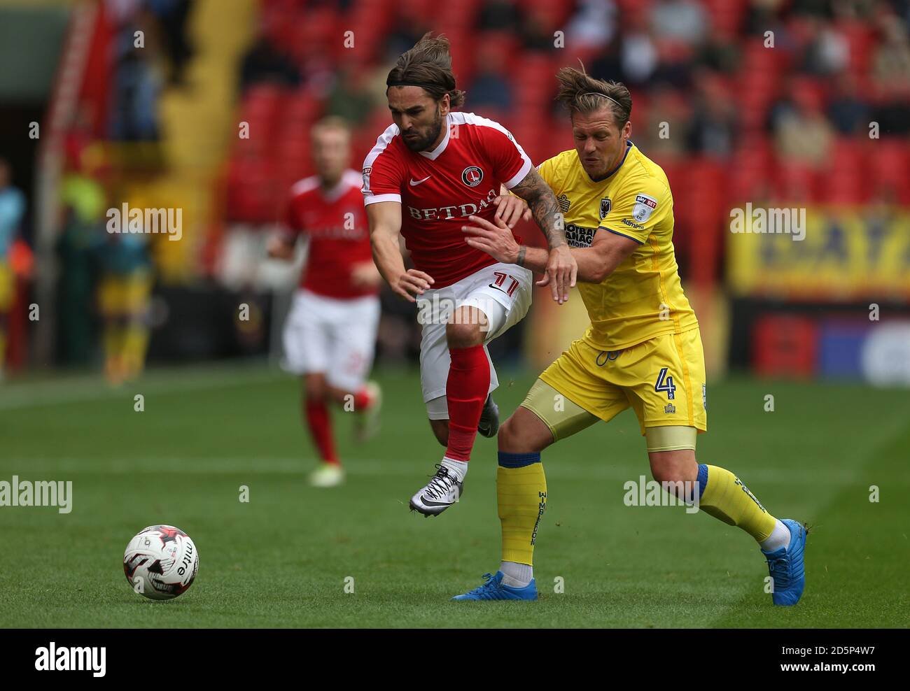 Charlton Athletic's Ricky Holmes (left) and AFC wimbledon's Dannie Bulman battle for the ball Stock Photo