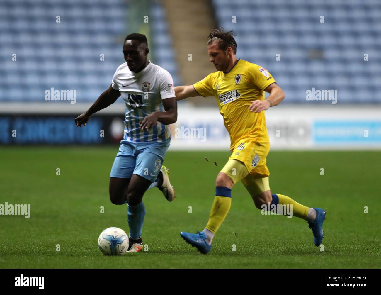 Coventry City's Daniel Agyei (left) and AFC Wimbledon's Dannie Bulman battle for the ball Stock Photo