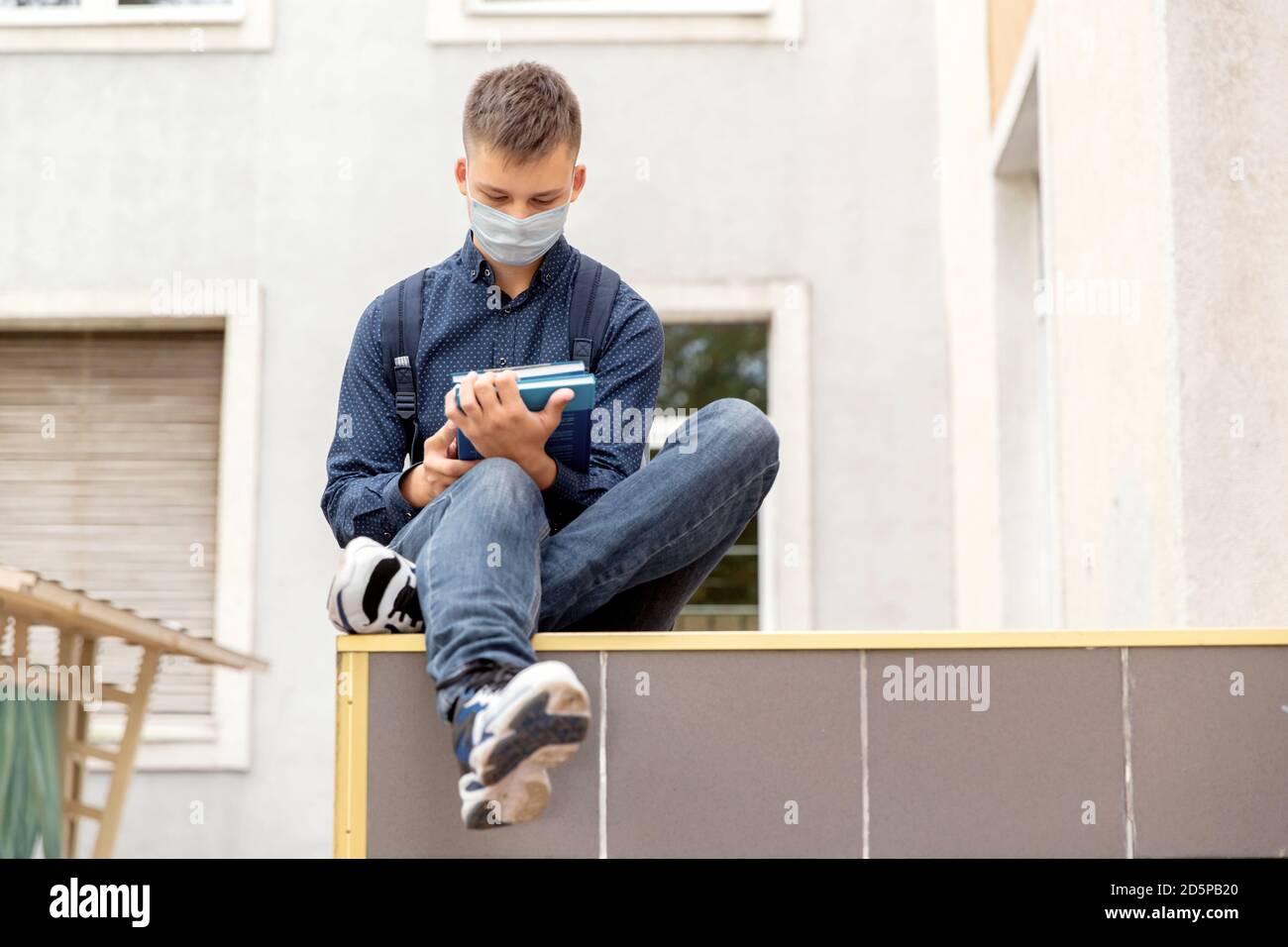 School children mask teen hi-res stock photography and images - Alamy