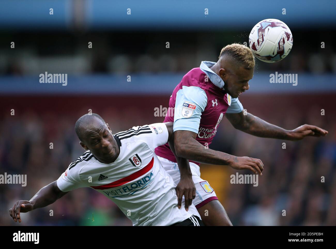 Fulham's Sone Aluko (left) and Aston Villa's Leandro Bacuna battle for the ball Stock Photo