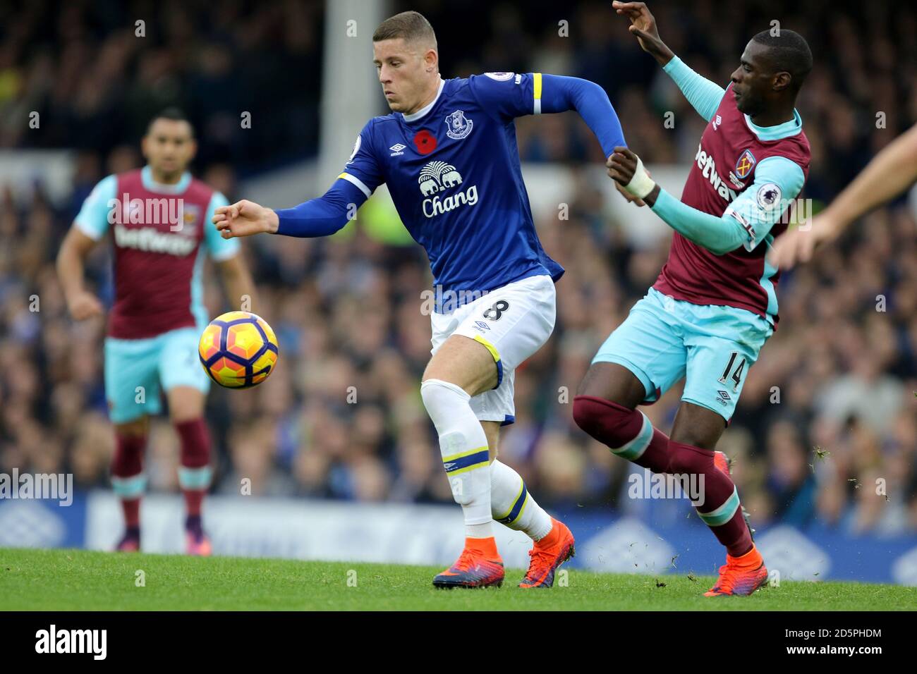 Everton's Ross Barkley (left) and West Ham United's Pedro Obiang battle for  the ball Stock Photo - Alamy