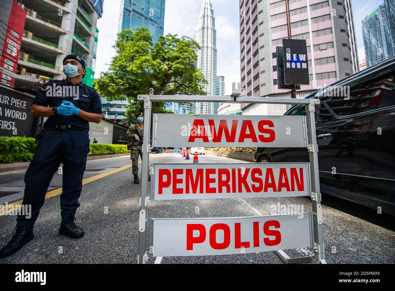 Kuala Lumpur Malaysia 14th Oct 2020 A Policeman And A Soldier Check Vehicles At A Roadblock In Kuala Lumpur Malaysia Oct 14 2020 Malaysia On Monday Announced The Reintroduction Of Movement Restriction