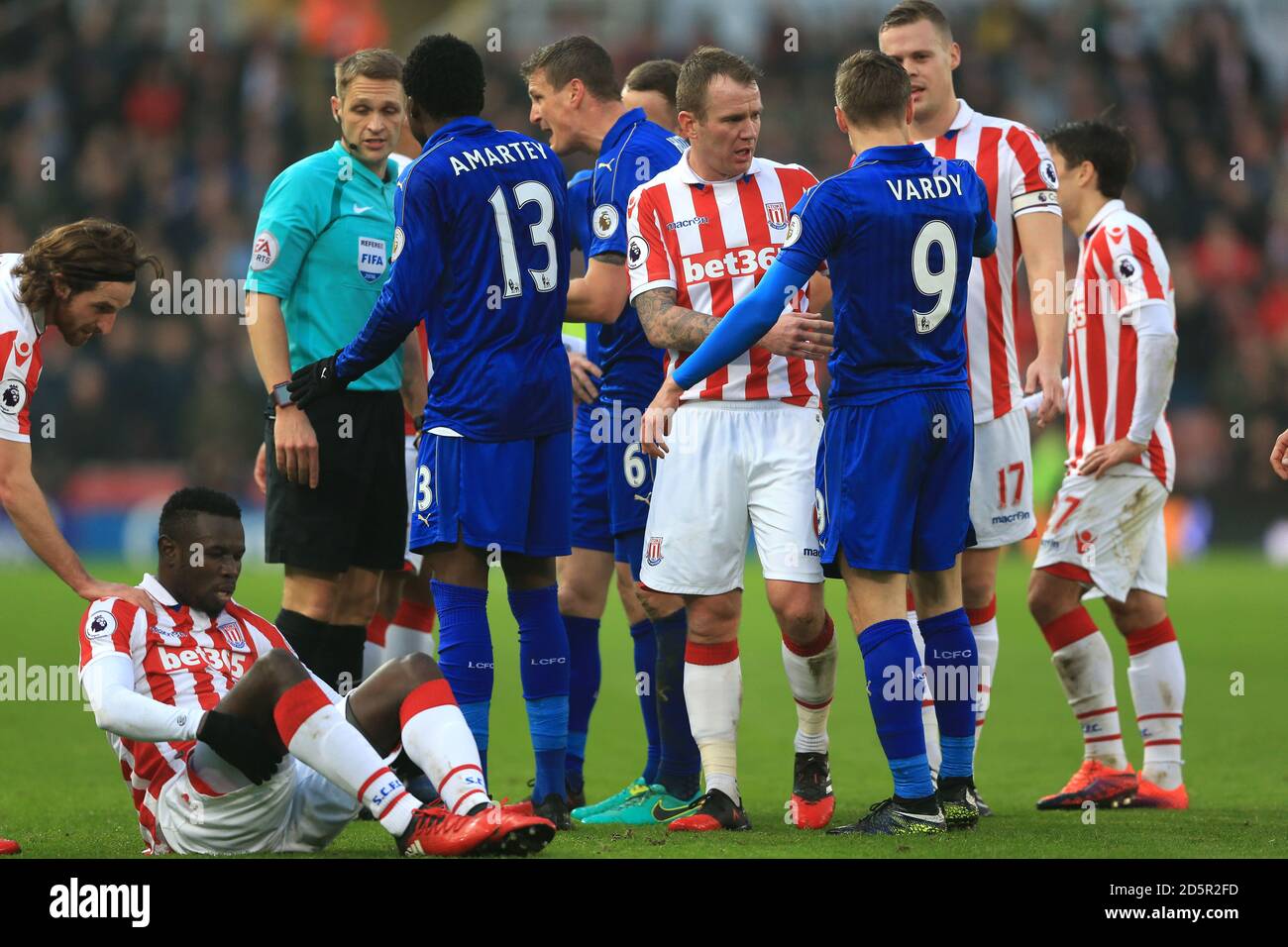 Leicester Jamie Vardy (right) protests his red card after his challenge on Stoke City's Mame Biram Diouf (left Stock Photo - Alamy