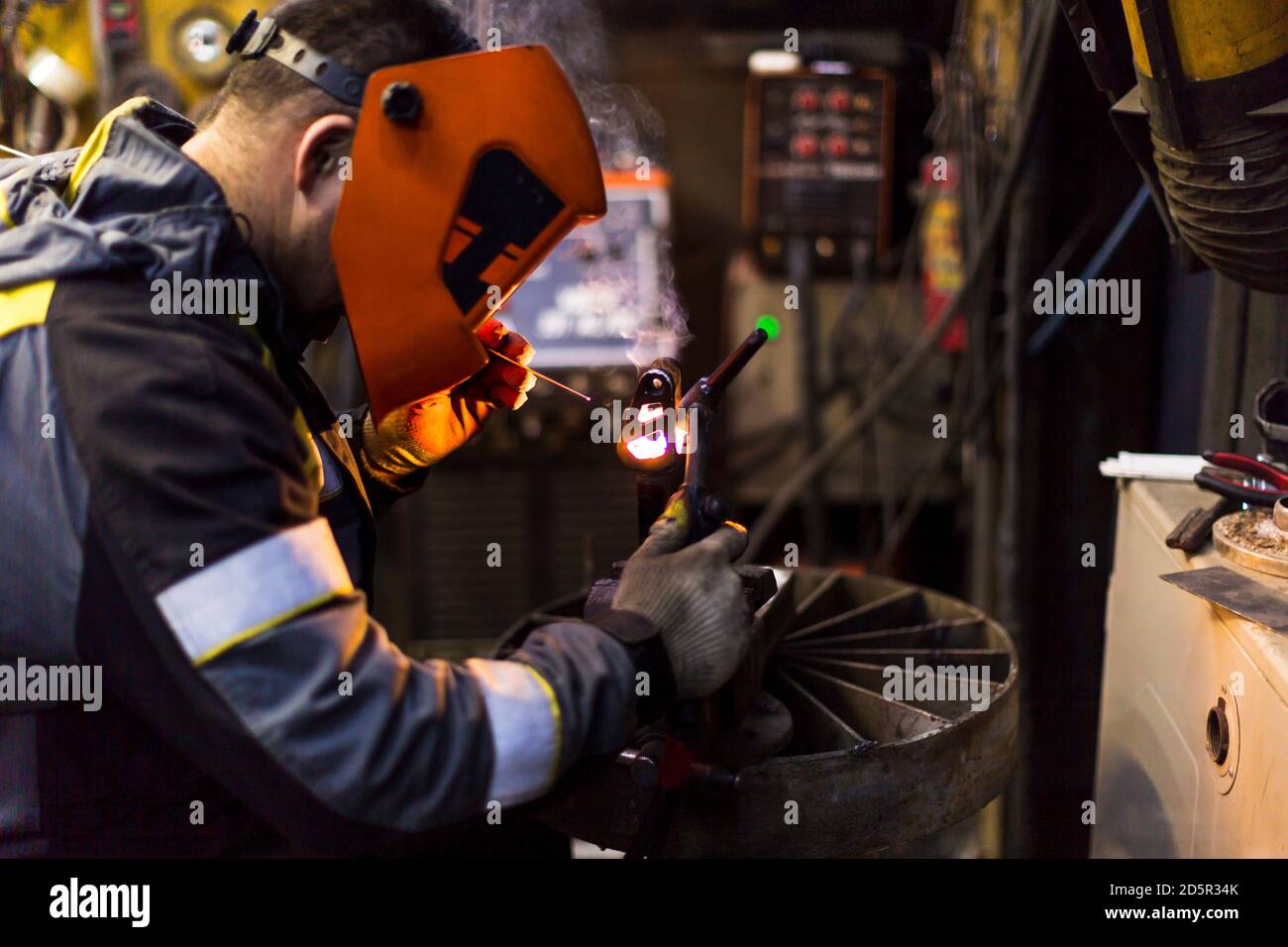 Tig welding car hires stock photography and images Alamy