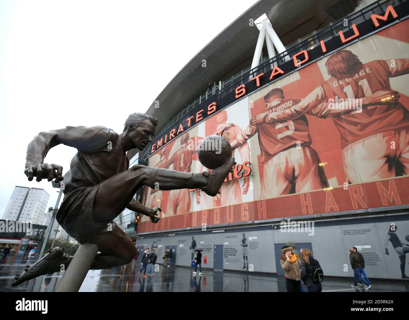 The statue of dennis bergkamp outside the emirates stadium hires stock