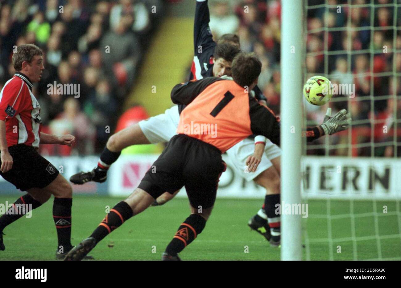 Sunderland's Niall Quinn (centre) heads home the first goal of the match past Sheffield United goalkeeper Simon Tracey (right) as player/manager Steve Bruce (left) looks on Stock Photo