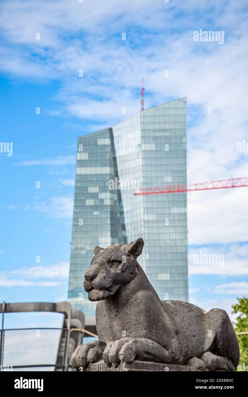 Stone figure of a lioness at the Honsell Bridge with the ECB (European Central Bank) in the background Stock Photo