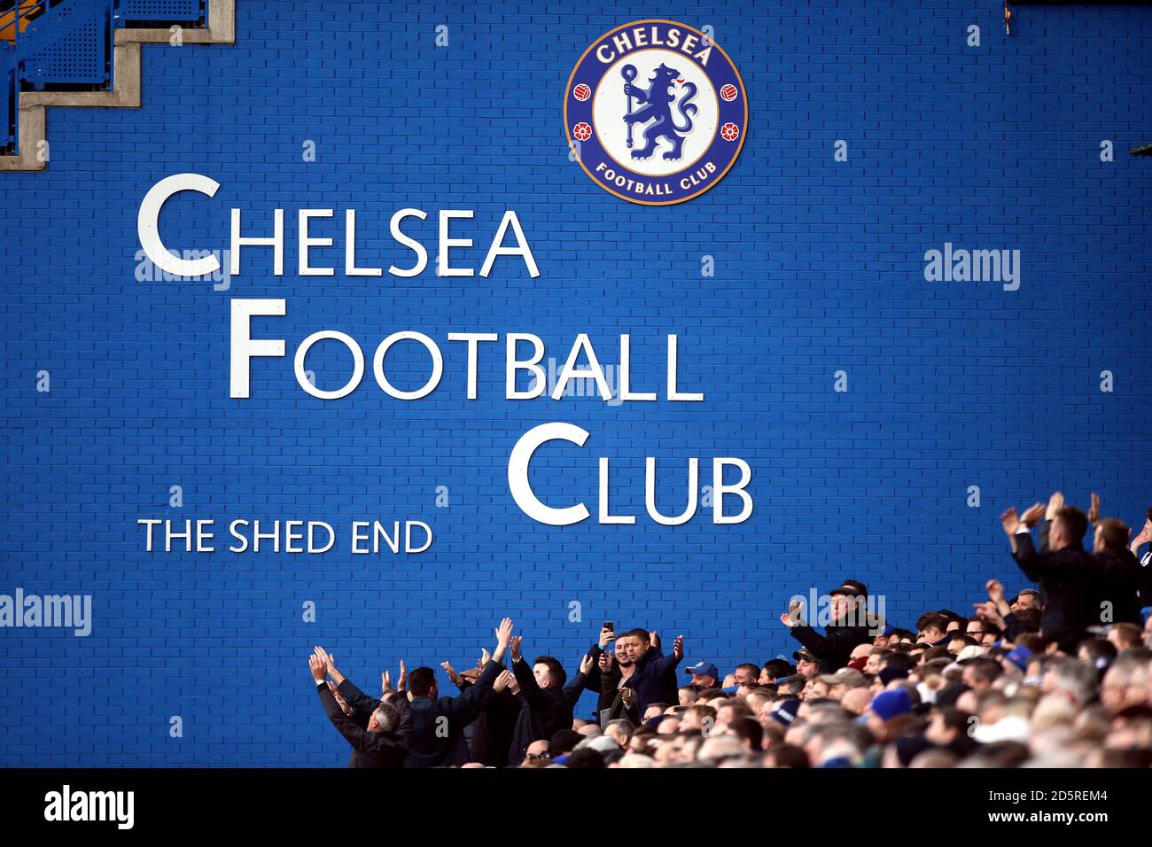 Chanting soccer fans hires stock photography and images Alamy