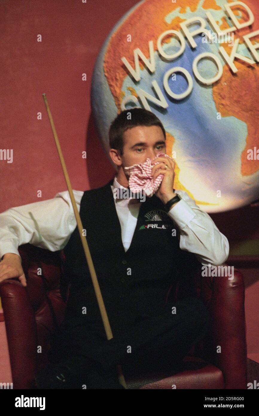 Stephen Hendry during the World Snooker Championships semi-final at the Crucible Stock Photo