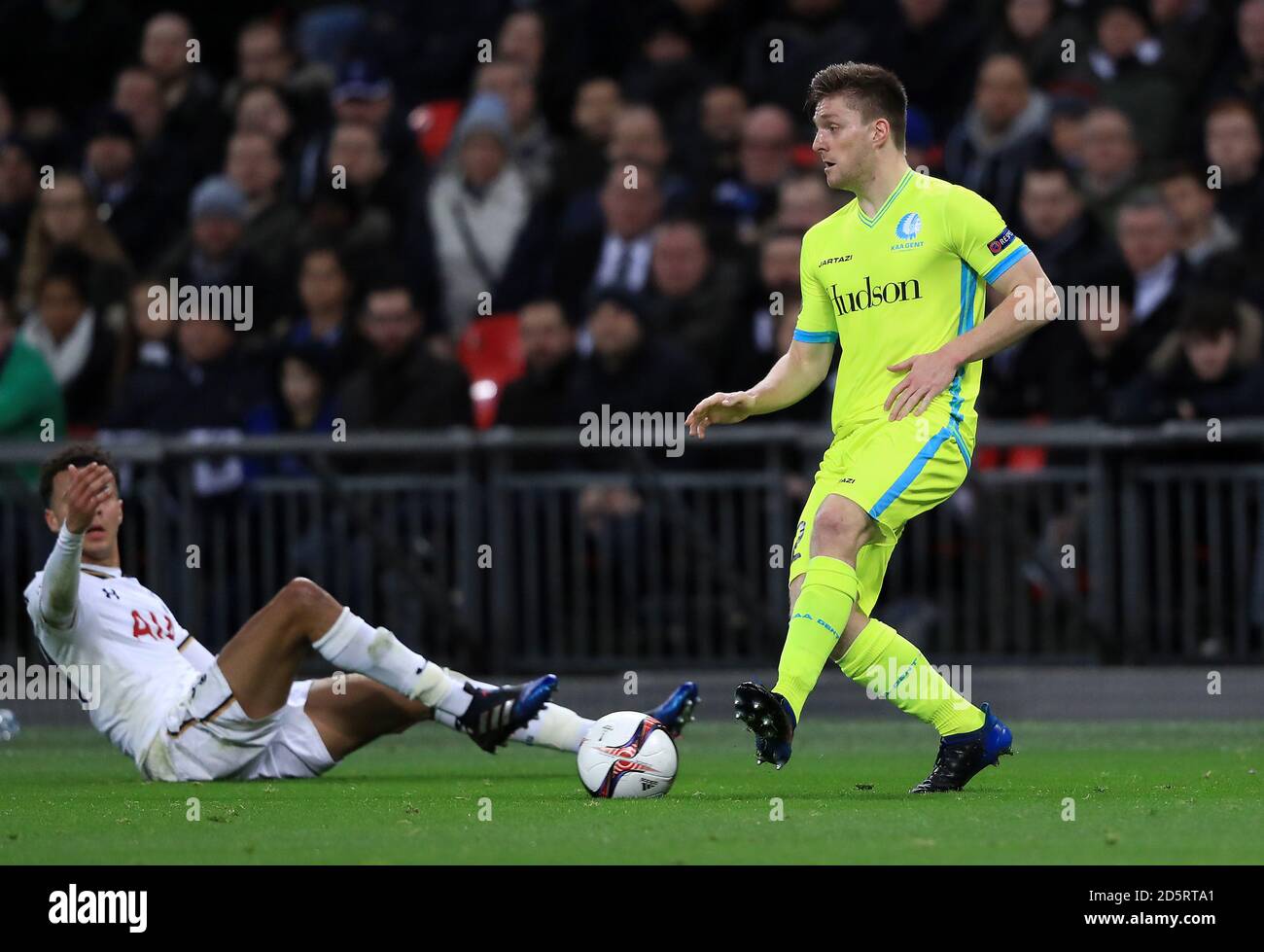 Tottenham Hotspur's Dele Alli (left) K.A.A. Gent's Dejaegere (right) during a tackle in a red card Stock - Alamy