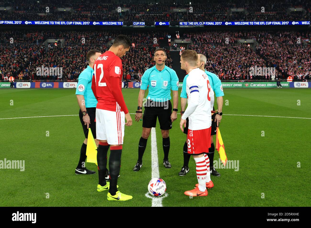 Referee coin toss hires stock photography and images Alamy