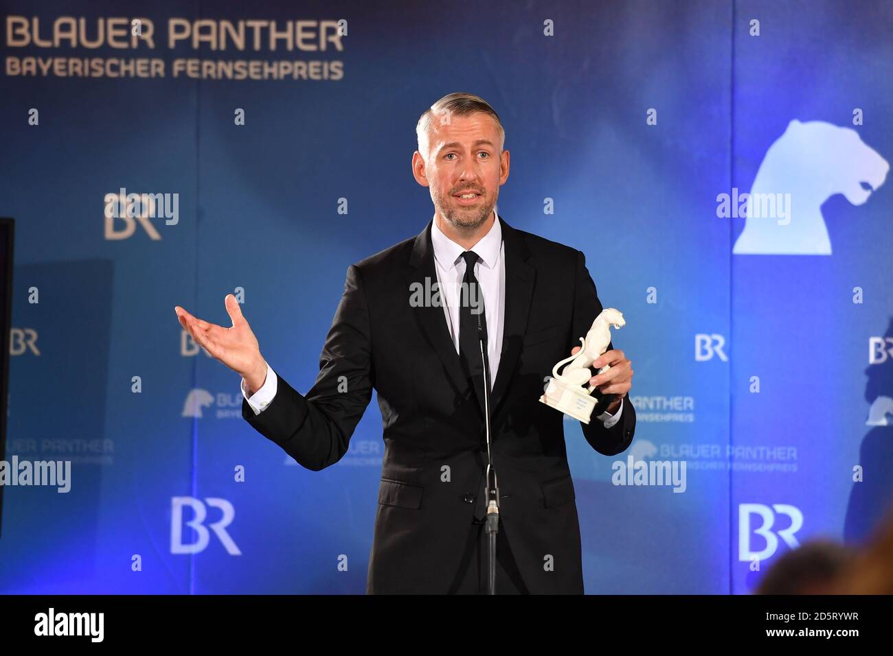 Sebastian Pufpaff with his award Blue Panther, gesture, single image