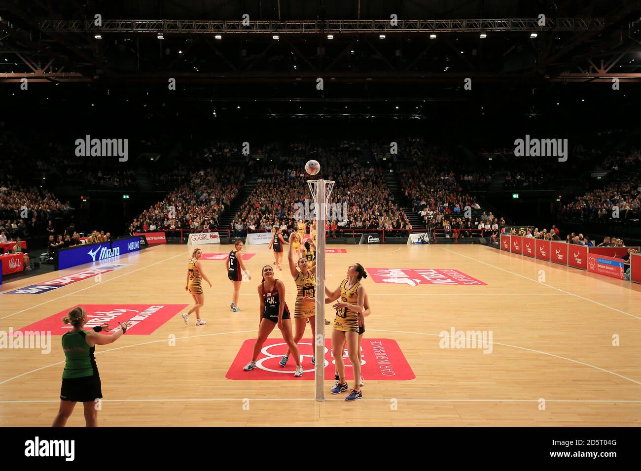 General view of the action betweenTeam Northumbria and Wasps Netball Stock Photo