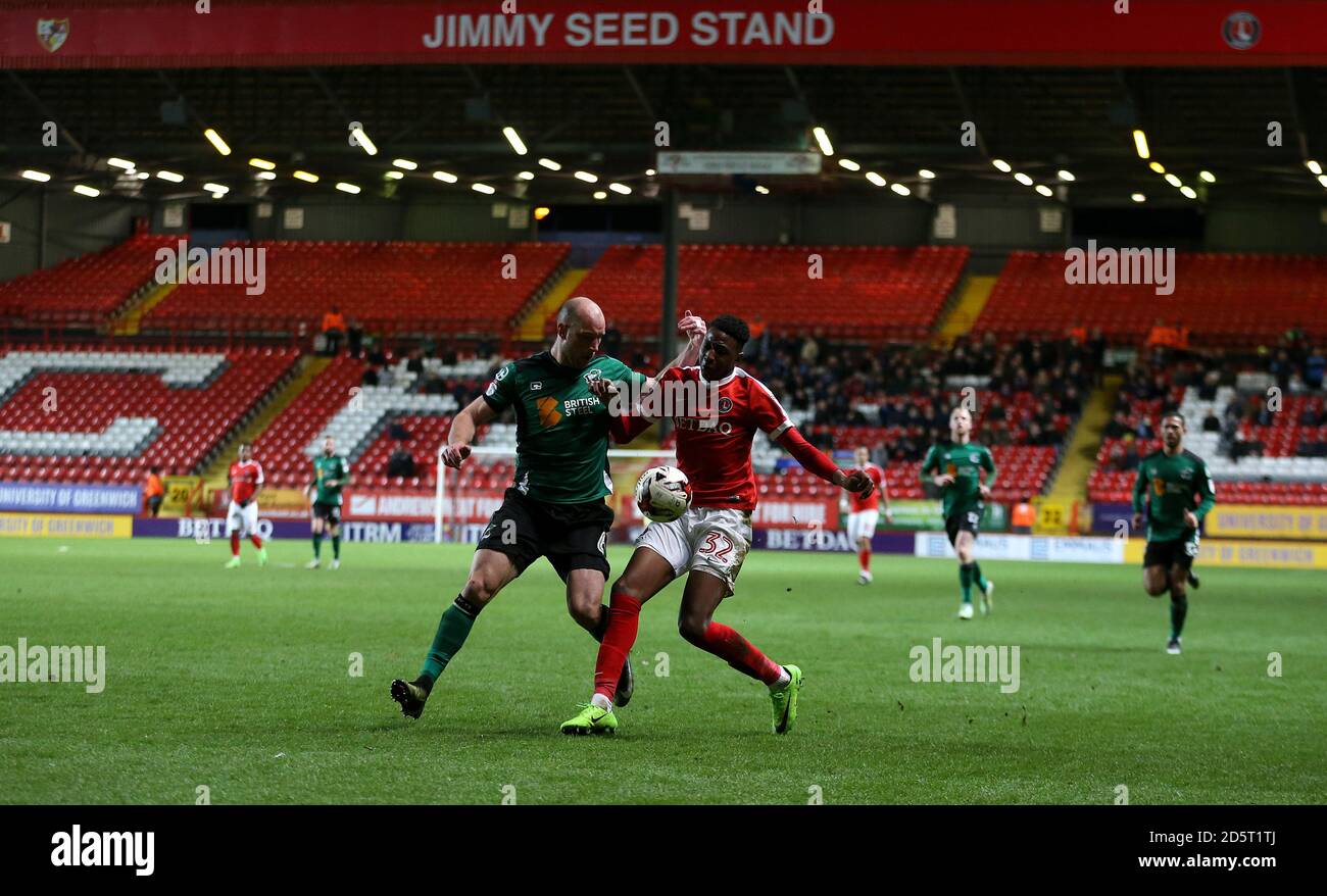 Charlton Athletic's Joe Aribo and Scunthorpe United David Mirfin in action Stock Photo