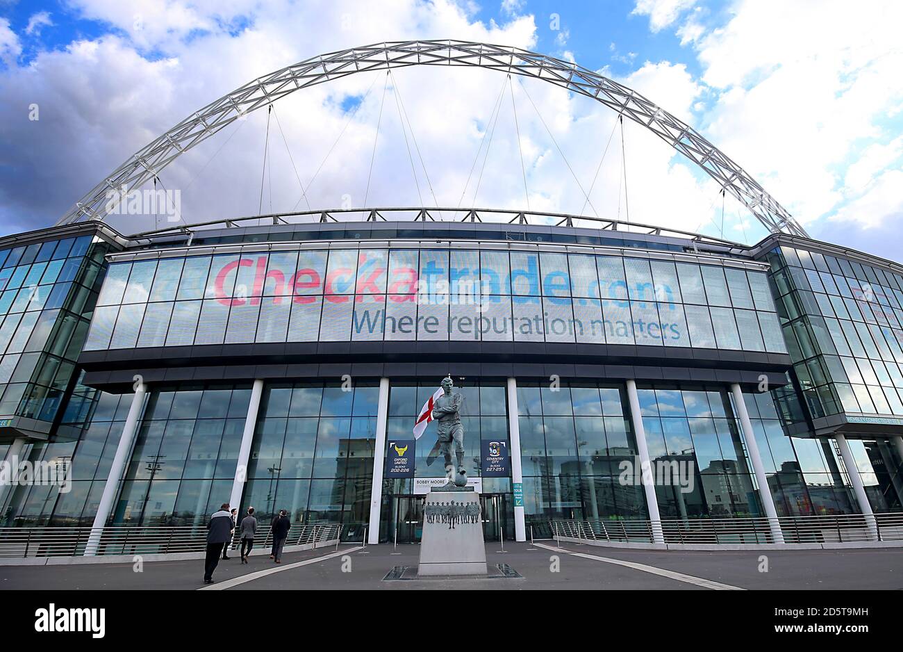 Bobby Moore statue outside Wembley Stadium Stock Photo Alamy