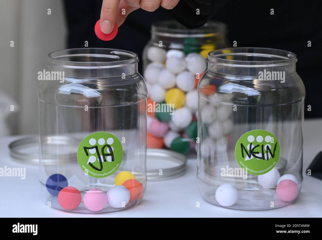 Berlin, Germany. 14th Oct, 2020. Participants in the Citizen Science Festival 'Mitforschen!' in the context of 'Bürger schaffen Wissen' at the Kulturbrauerei in Berlin can answer questions with the help of colorful spheres. The event will take place on 14 and 15 October 2020. The festival is about sustainable development. The festival offers projects the opportunity to introduce themselves and invite people to join in the research. Credit: Jens Kalaene/dpa-Zentralbild/ZB/dpa/Alamy Live News Stock Photo