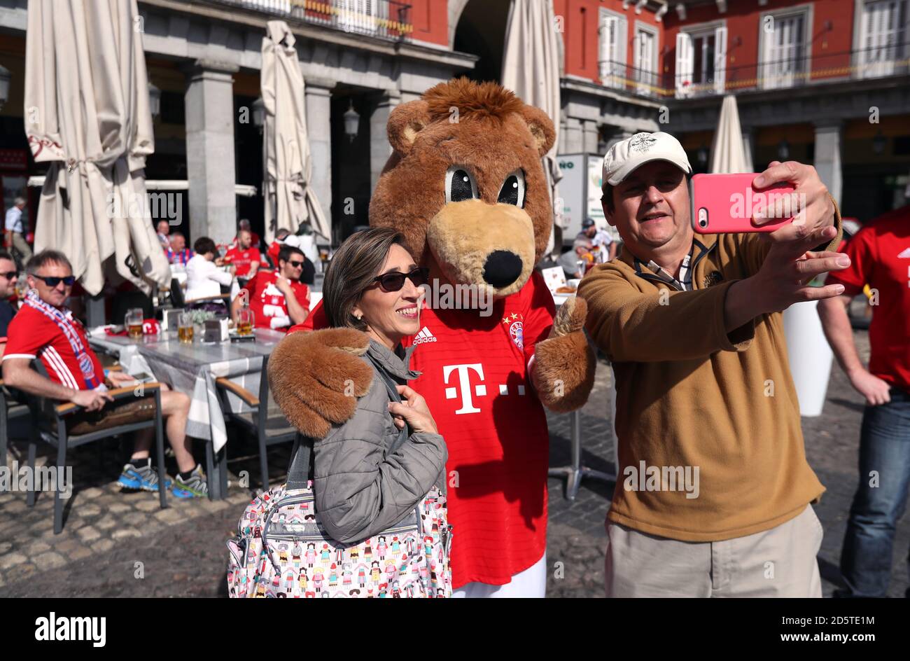 Bayern Munich fans pose for pictures with the club mascot Bernie the Bear  in the Plaza Mayor in Madrid ahead of the game Stock Photo - Alamy