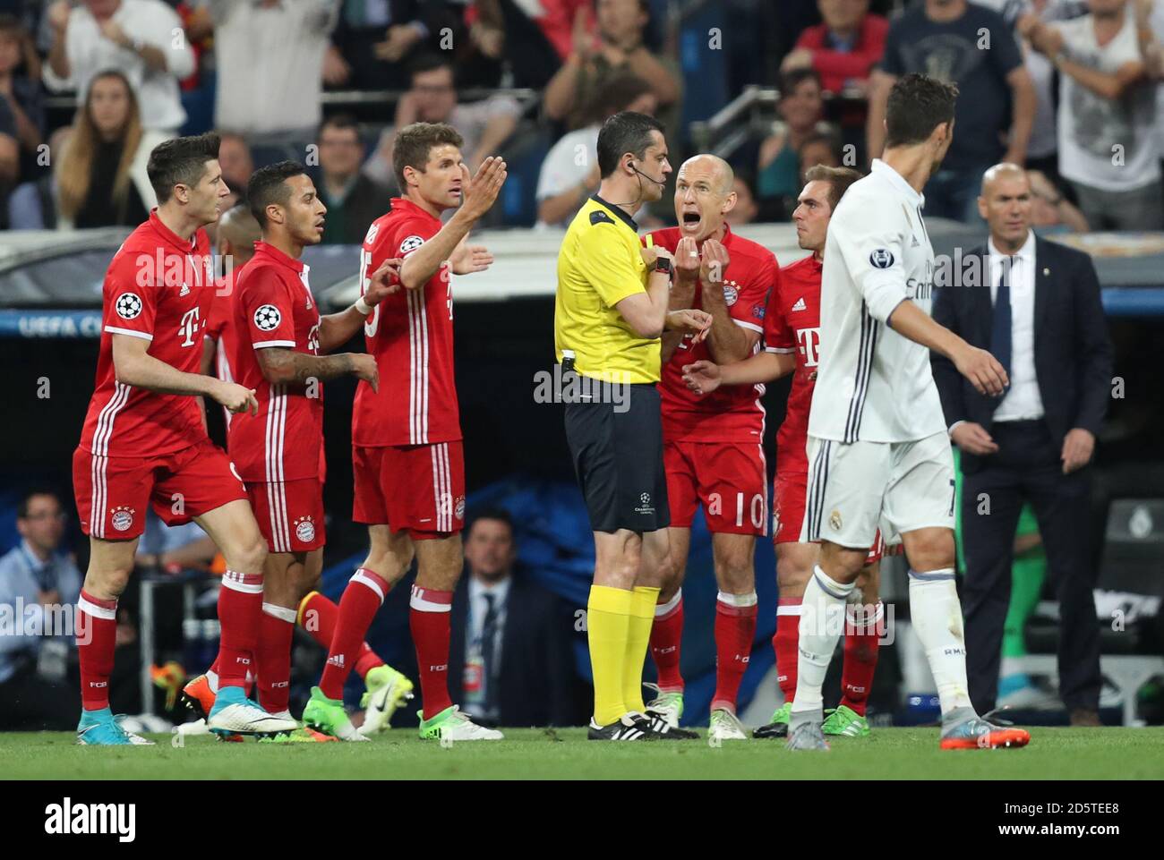 Bayern Munich's Arjen Robben appeals the decision of match referee Viktor  Kassai, as team mate Arturo Vidal is given a red card Stock Photo - Alamy