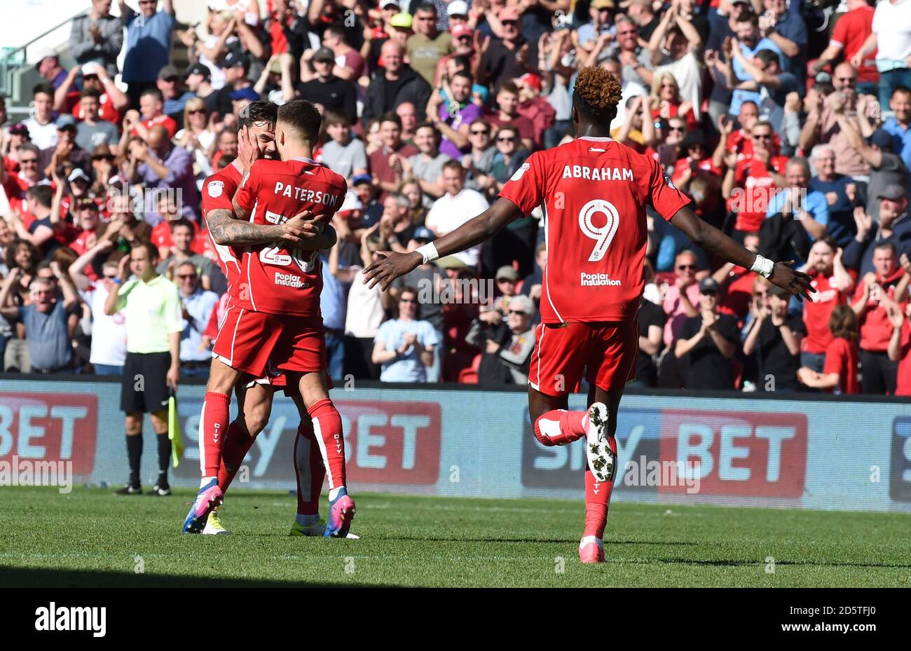 Bristol City's Jamie Paterson celebrates his goal to make it 2-2 ...