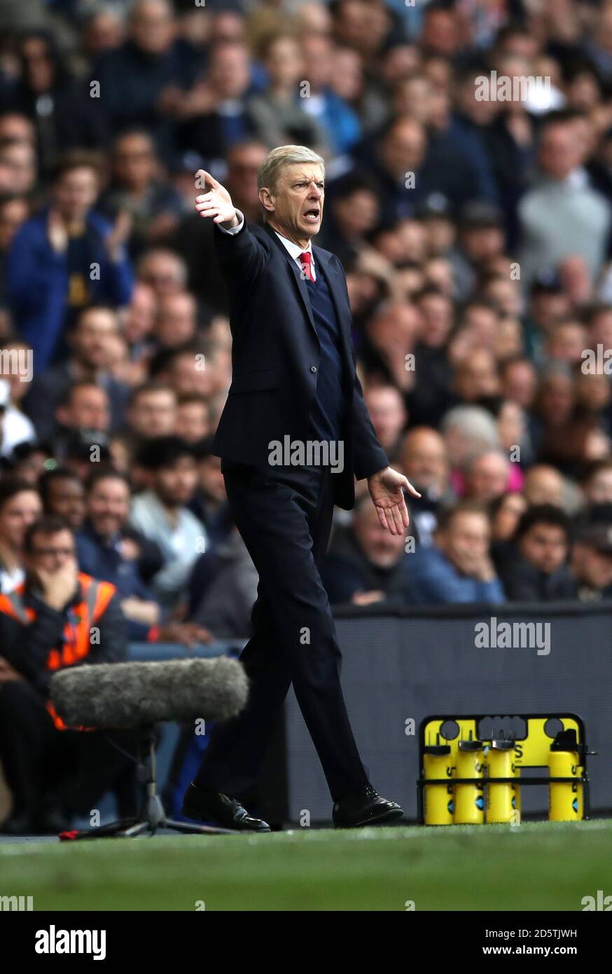Photo dédicacée ARSENE WENGER avec chemise présentoir dédicacé