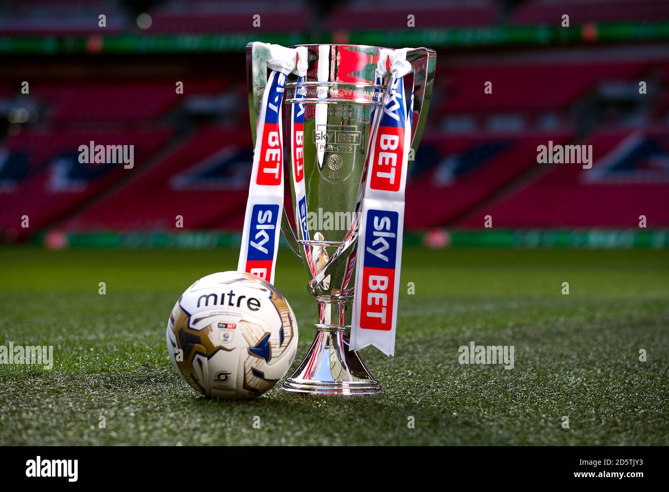 Efl championship trophy hi-res stock photography and images - Alamy