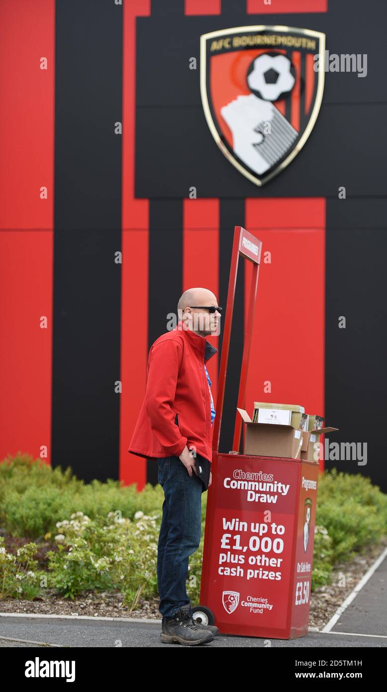 Programme Seller Programme seller football soccer hi-res stock photography and images ...