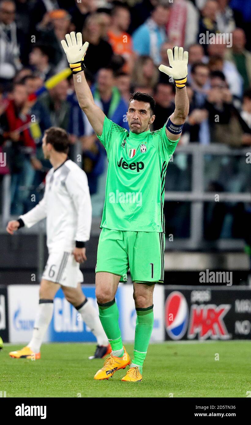 Juventus' goalkeeper Gianluigi Buffon celebrates after the final whistle  Stock Photo