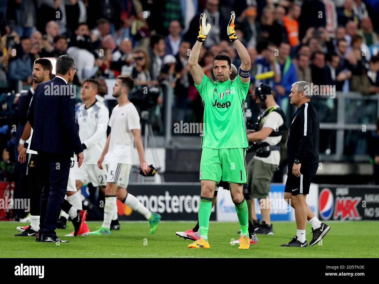 Juventus' goalkeeper Gianluigi Buffon celebrates after the final whistle  Stock Photo