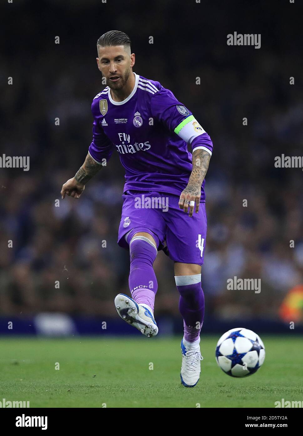 Yashirin kamera jamoat transportida qizni paypaslamoqda