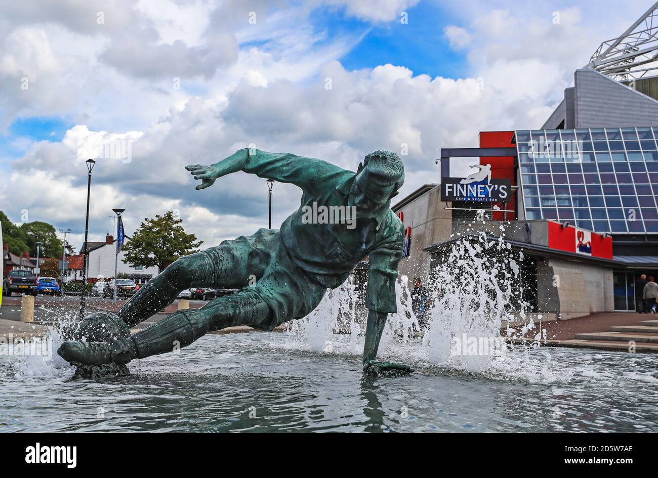The Sir Tom Finney statue outside Deepdale Stadium Stock Photo Alamy