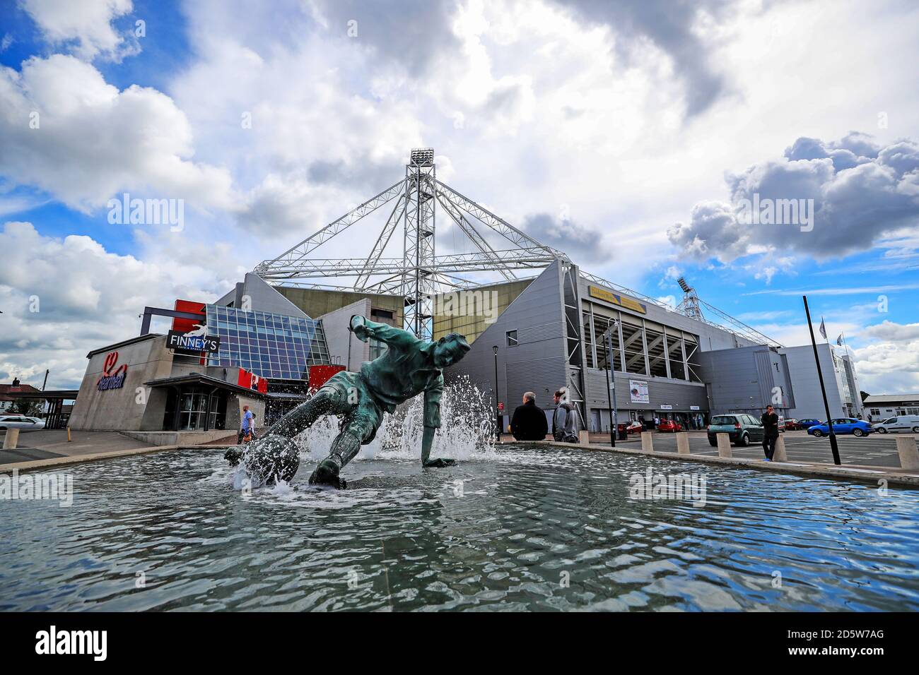 The Sir Tom Finney statue outside Deepdale Stadium Stock Photo Alamy