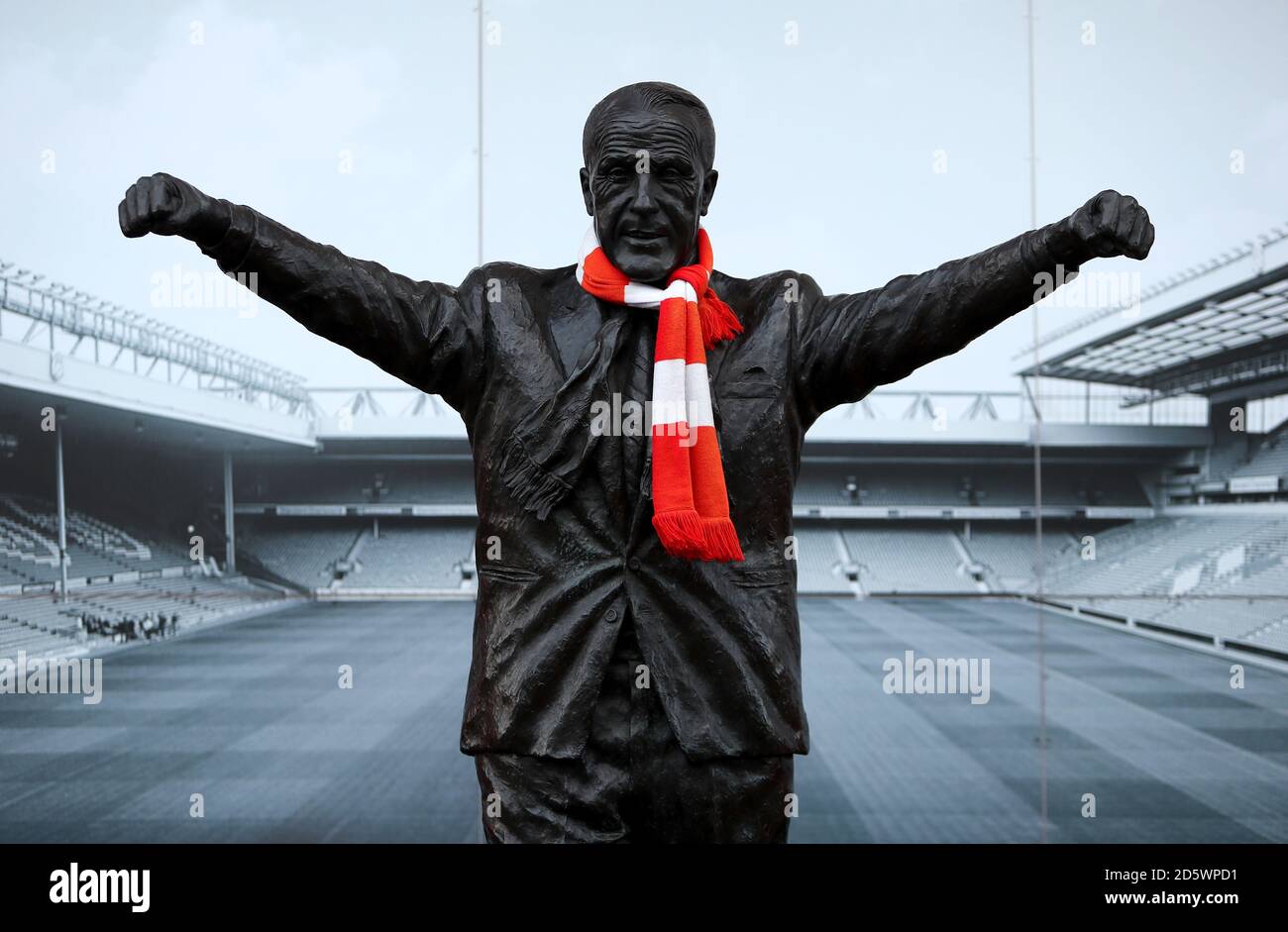 Anfield the bill shankly statue outside anfield hires stock