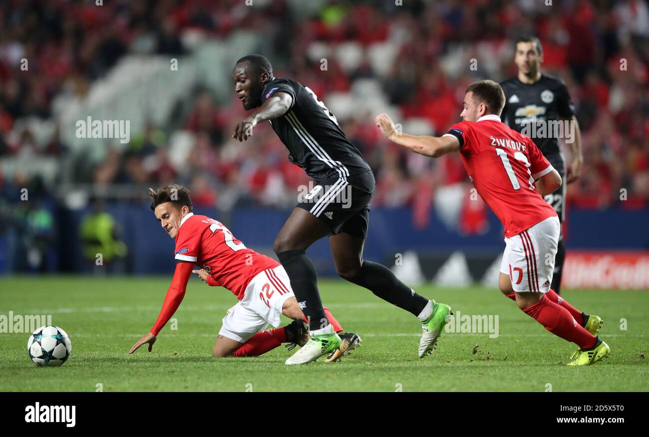 Manchester United's Romelu Lukaku (centre) in action with Benfica's Franco Cervi (left) and Andrija Zivkovic Stock Photo