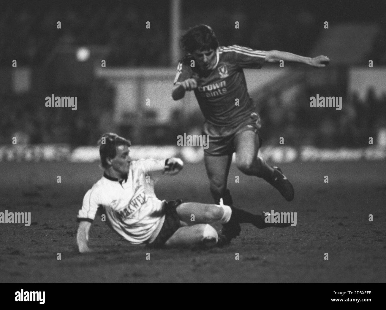 Peter Beardsley (Liverpool, r) tries to avoid a sliding tackle Stock Photo