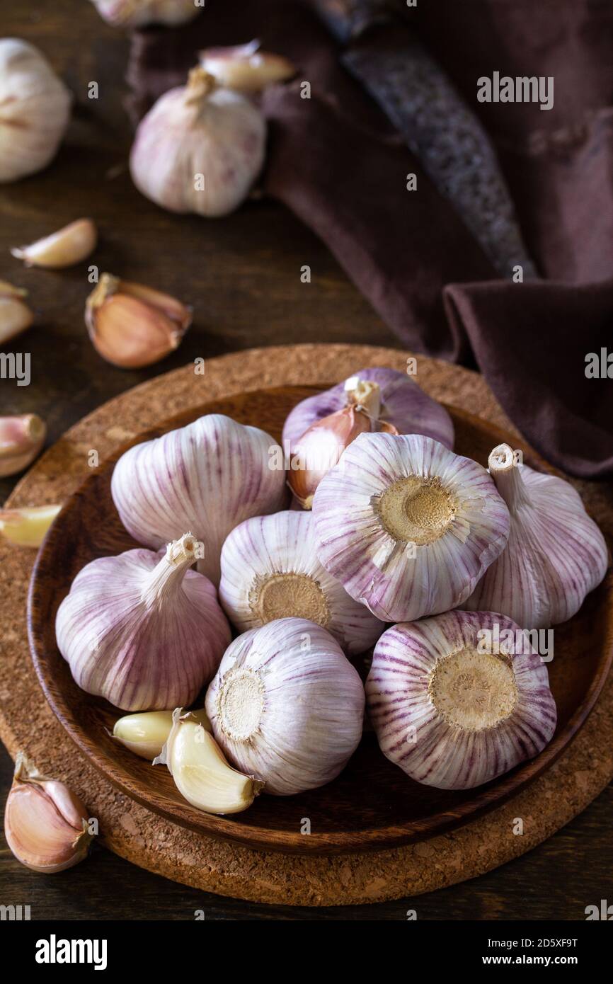Garlic. Garlic Cloves and Bulb on rustic wooden table Stock Photo - Alamy