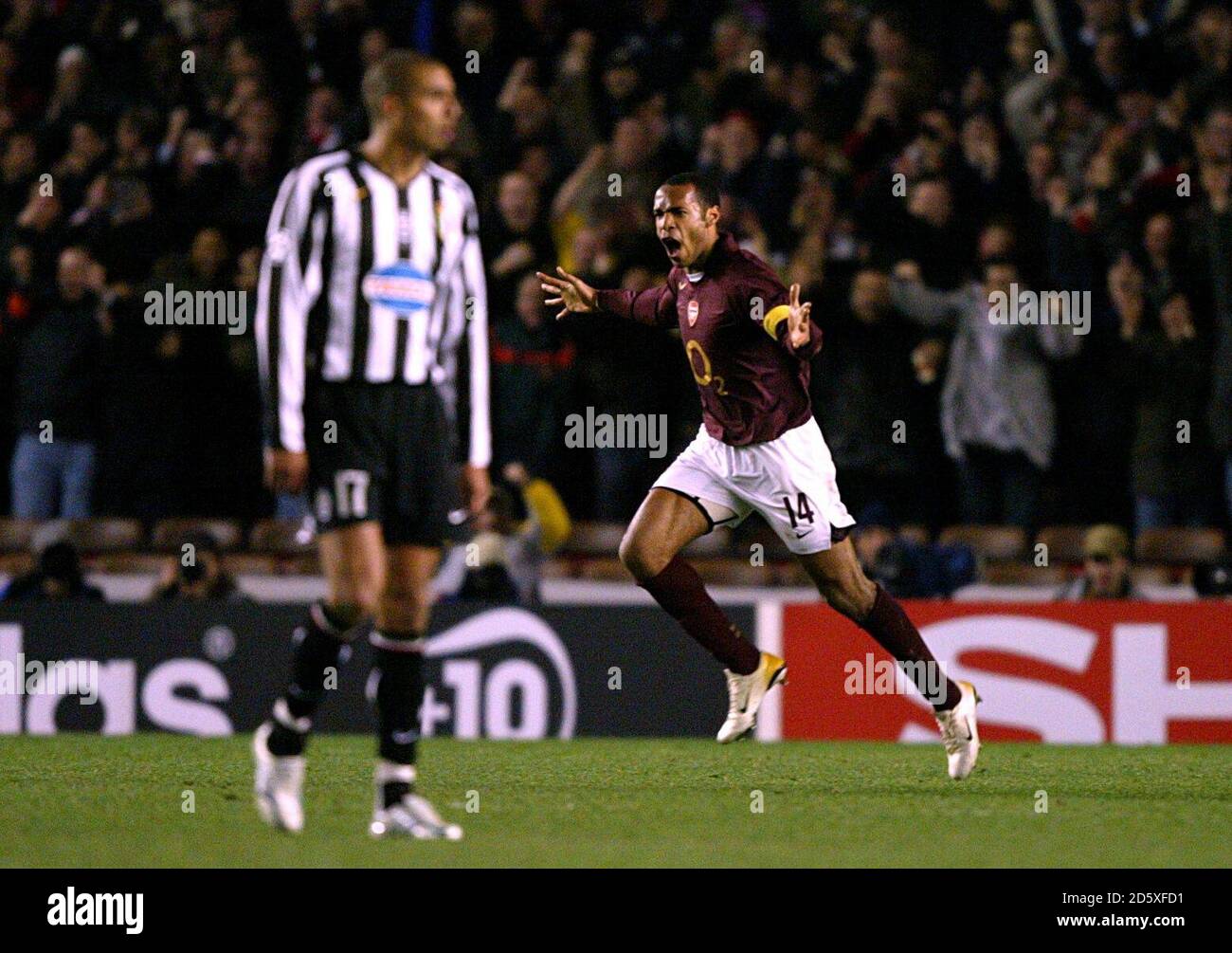 Arsenal's Thierry Henry celebrates scoring the second goal against Juventus  Stock Photo - Alamy