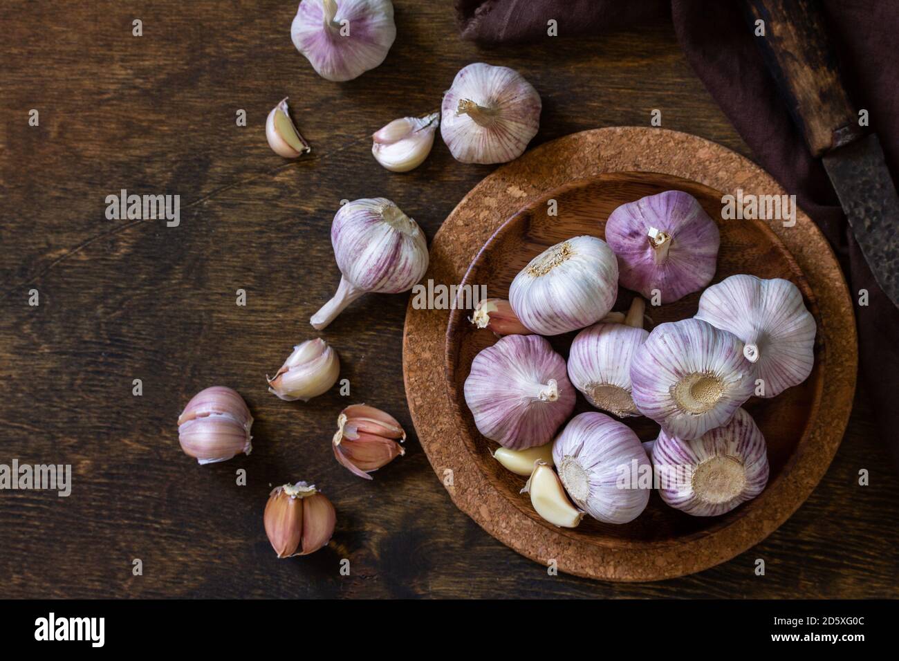Garlic. Garlic Cloves and Bulb on rustic wooden table. Top view flat ...