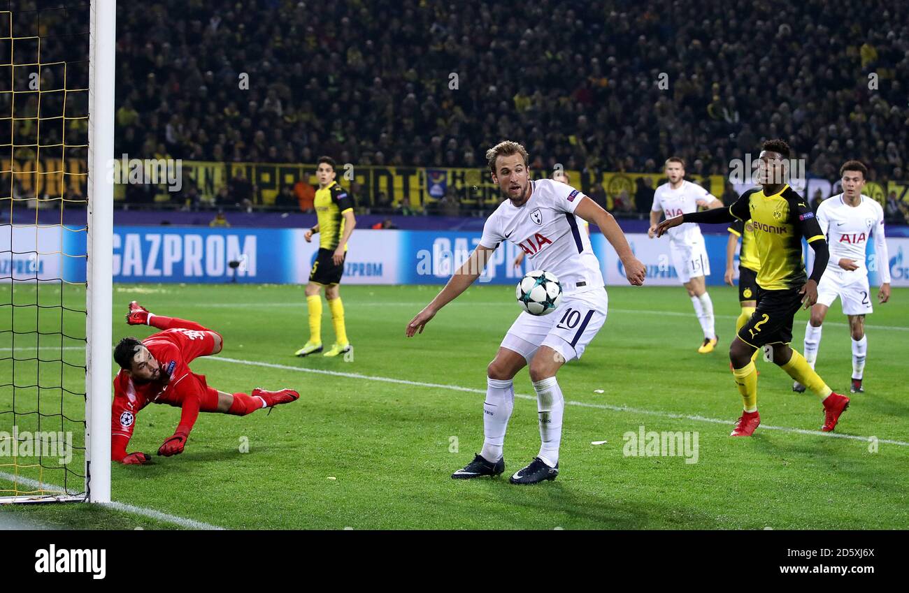 Tottenham Hotspur's Harry Kane (centre) and Borussia Dortmund goalkeeper Roman Burki (left) in action  Stock Photo