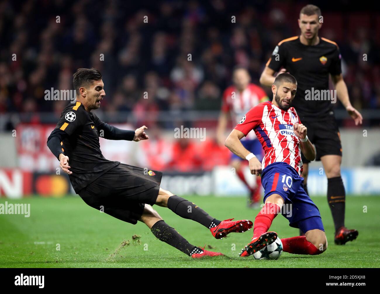 AS Roma's Lorenzo Pellegrini (left) and Atletico Madrid's Yannick Carrasco (right) battle for the ball Stock Photo