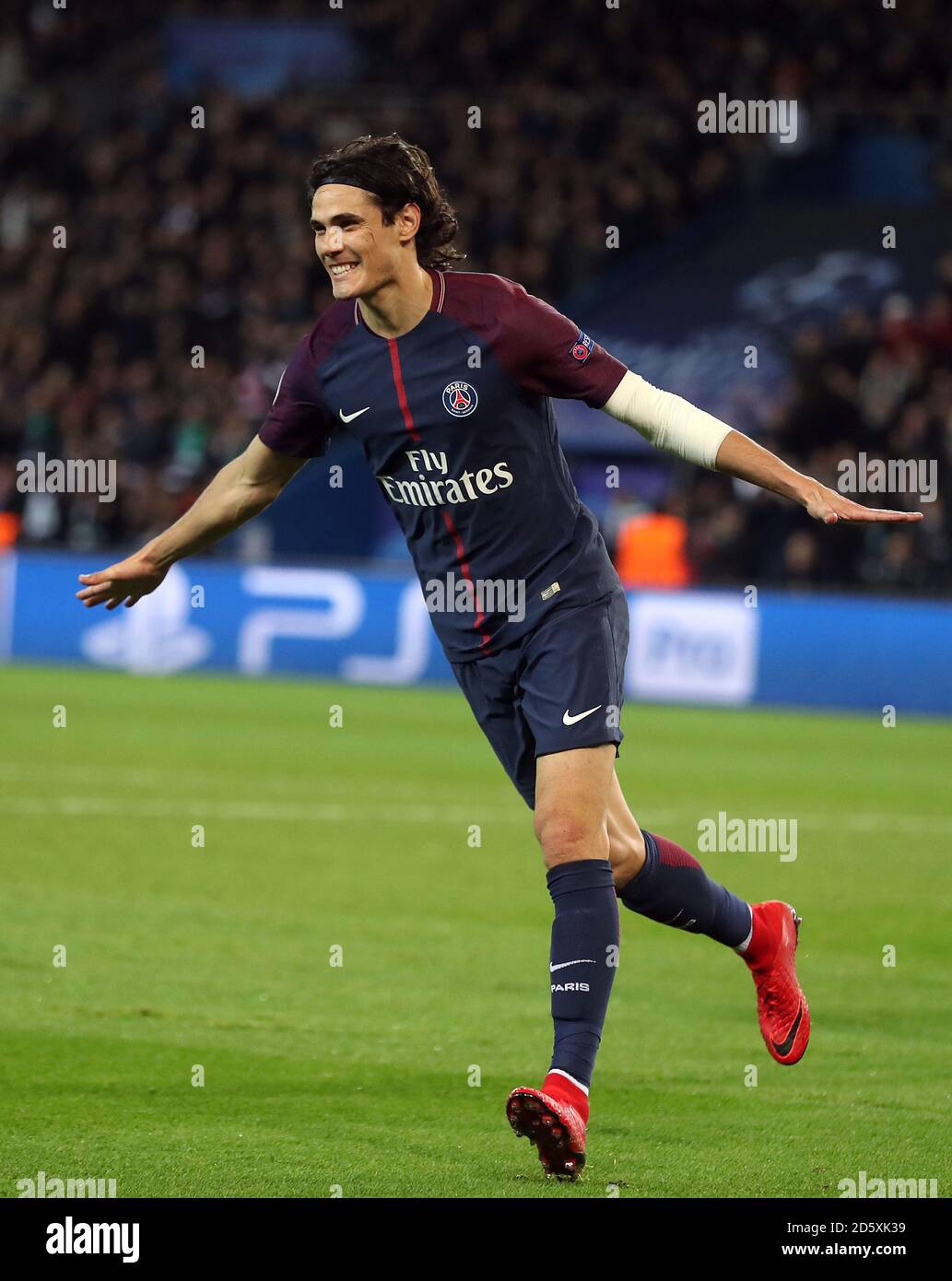 Edinson cavani psg celebrates hi-res stock photography and images - Alamy