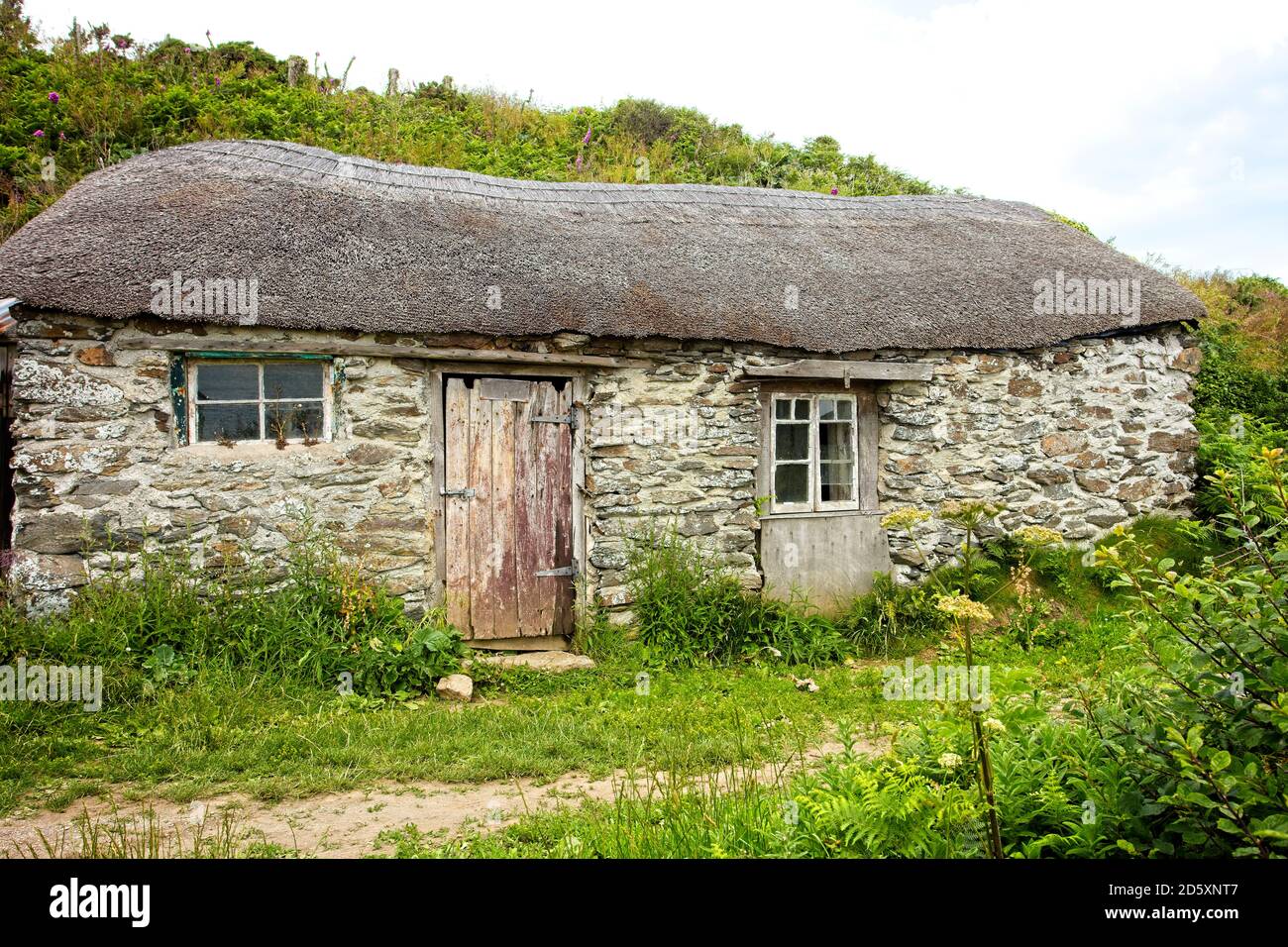 An ancient, thatched, fisherman's hut, Prussia Cove, Cornwall, England, UK. Stock Photo