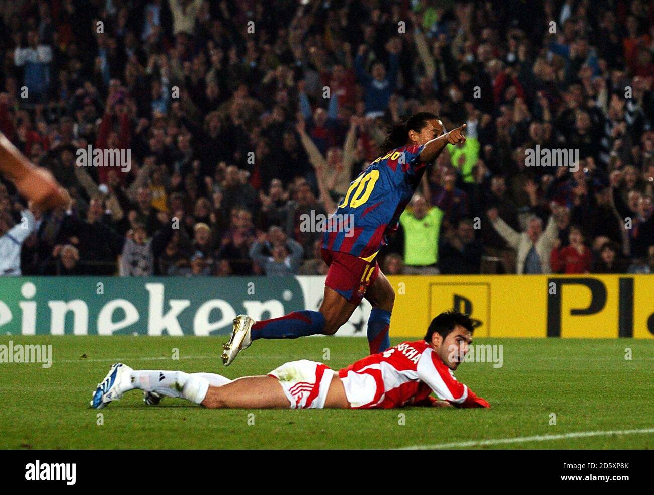 Barcelona's Ronaldinho celebrates scoring the opening goal of the game  Stock Photo - Alamy