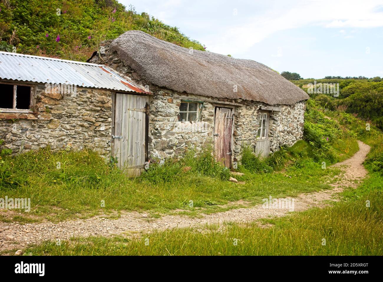 An ancient, thatched, fisherman's hut, Prussia Cove, Cornwall, England, UK. Stock Photo